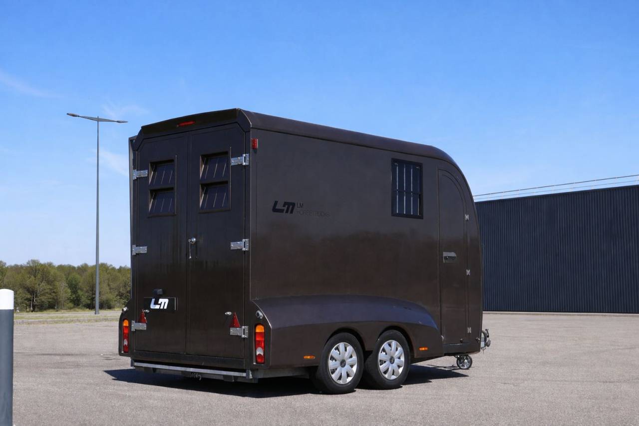Van caballos STX EXCLUSIVE TRAILER STALLE 2 Caballos 2021 De segunda mano