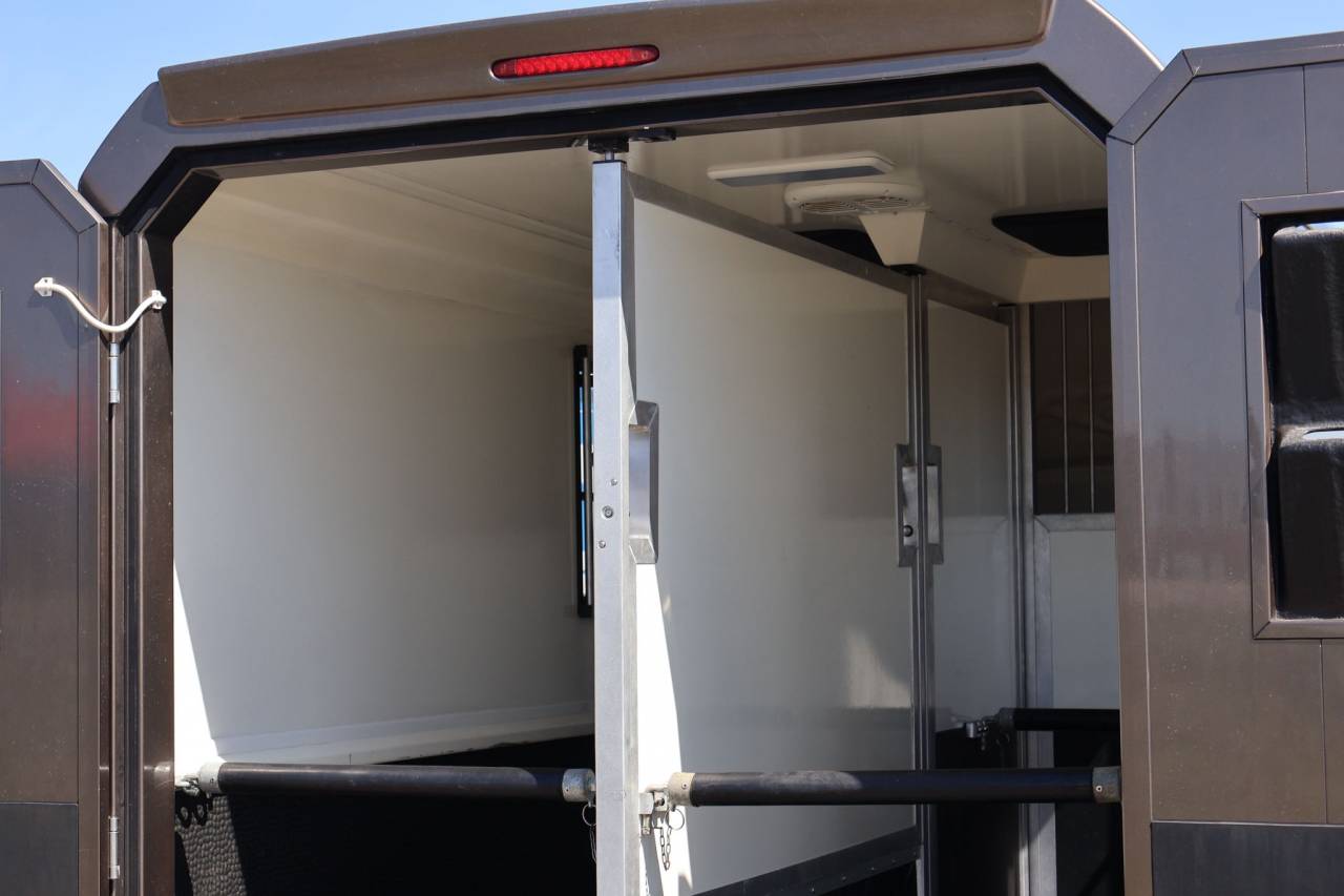Van caballos STX EXCLUSIVE TRAILER STALLE 2 Caballos 2021 De segunda mano