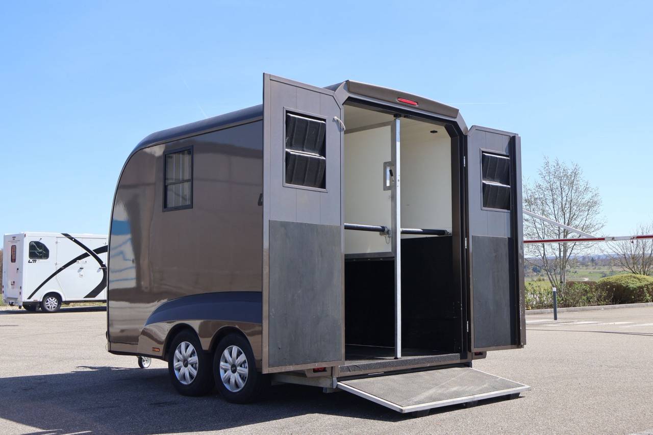 Van caballos STX EXCLUSIVE TRAILER STALLE 2 Caballos 2021 De segunda mano