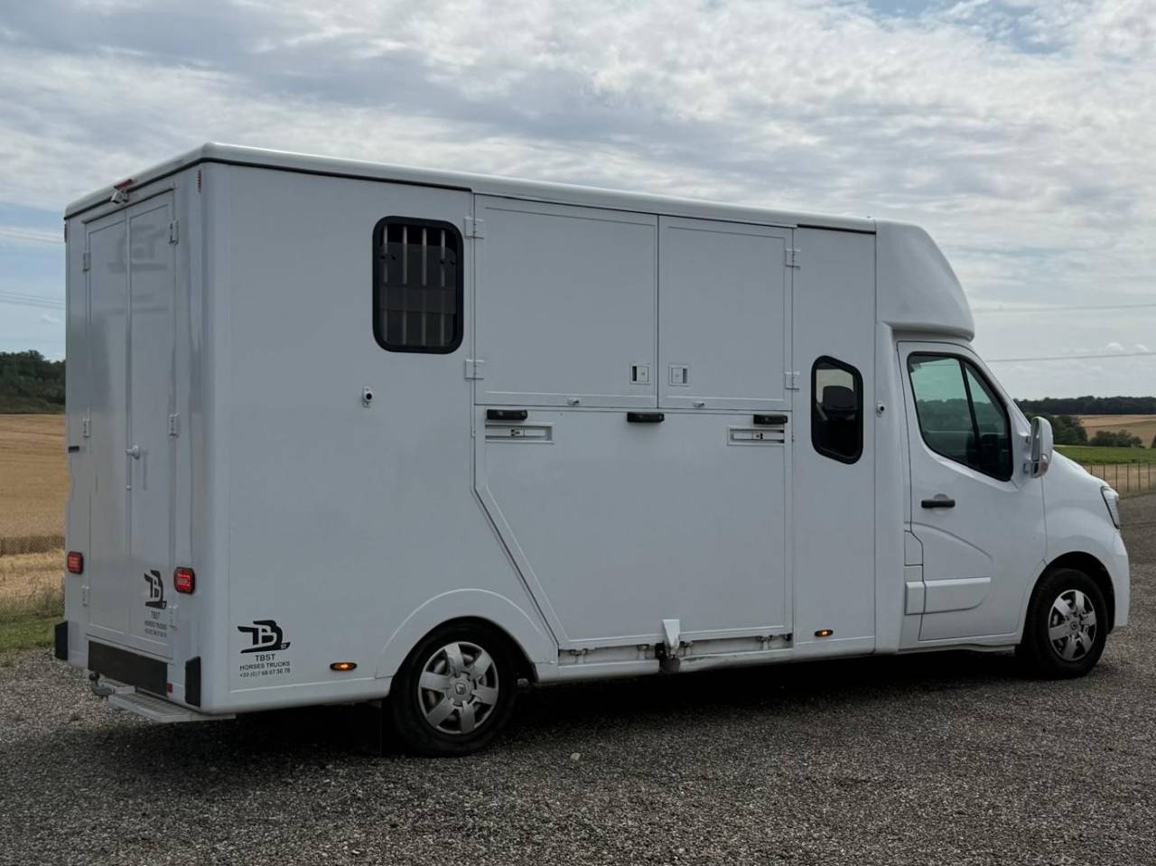 Furgoneta para caballos TBST RENAULT MASTER 2023 De segunda mano