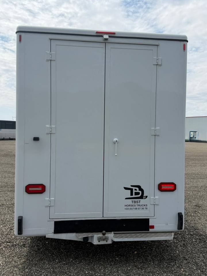 Furgoneta para caballos TBST RENAULT MASTER 2023 De segunda mano