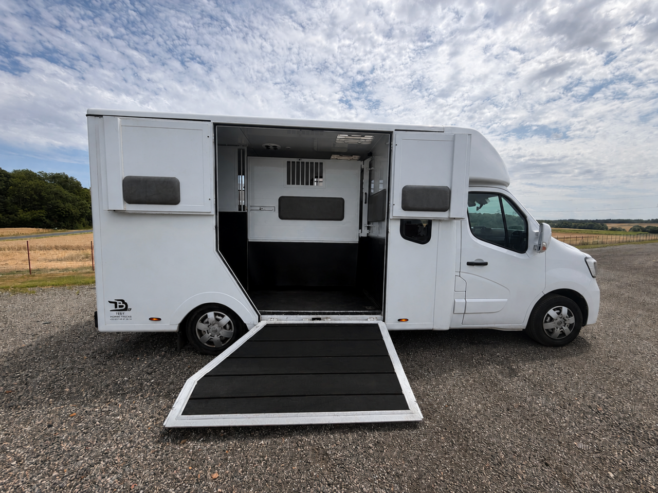 Furgoneta para caballos TBST RENAULT MASTER 2023 De segunda mano