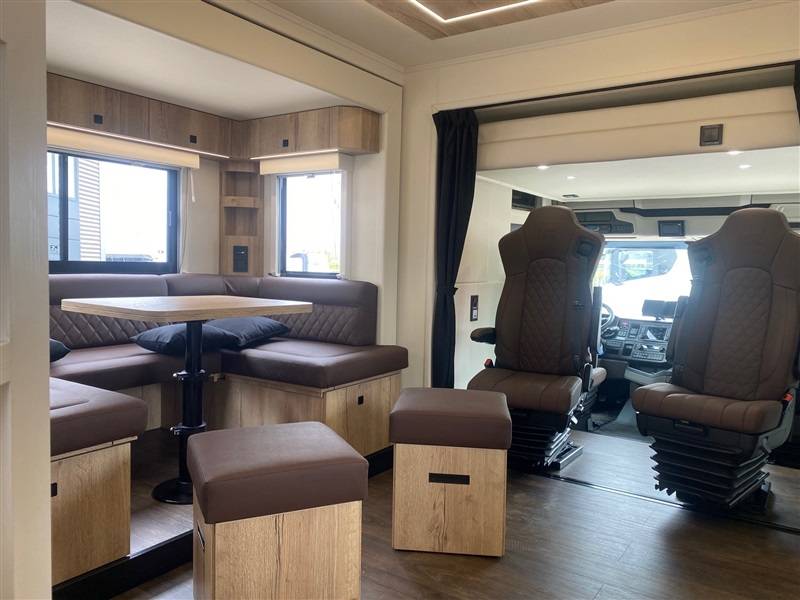 Cami&oacute;n para caballos Scania krismar 2023 De segunda mano