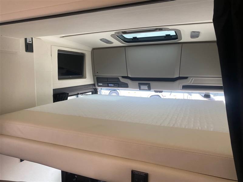 Cami&oacute;n para caballos Scania krismar 2023 De segunda mano