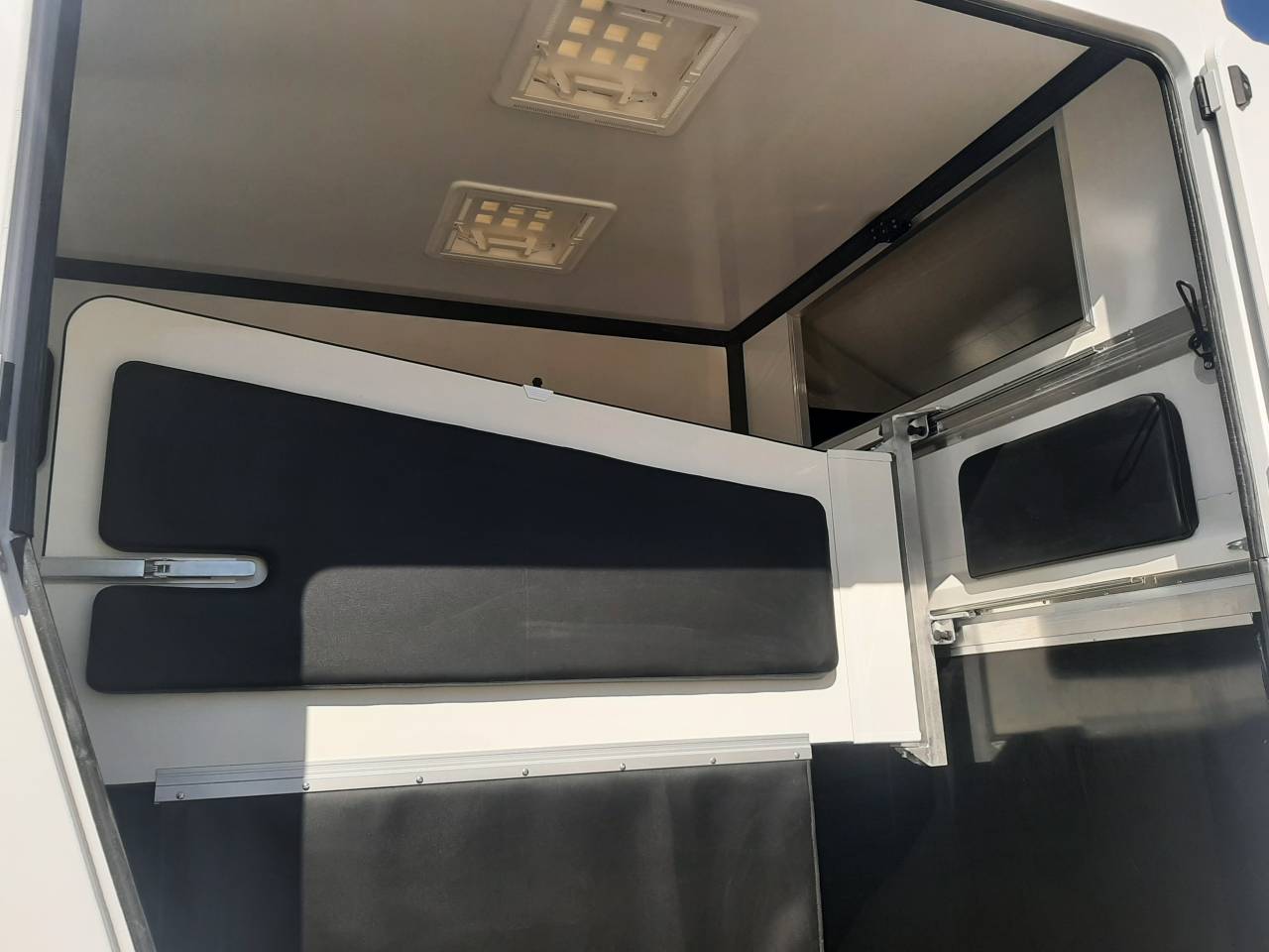 Furgoneta para caballos Renault Master 2023 De segunda mano