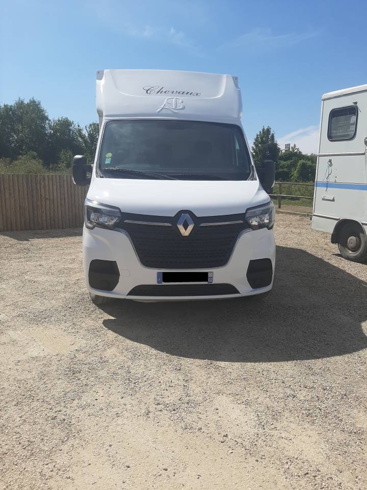Furgoneta para caballos Renault Master 2023 De segunda mano