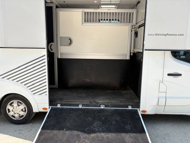 Furgoneta para caballos Theault Theault 2023 De segunda mano