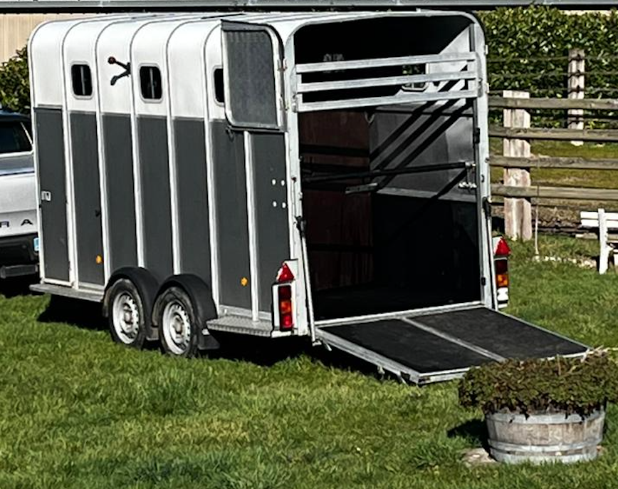 Van caballos Ifor Williams HB510XL Jumbo 3 Caballos 2017 De segunda mano