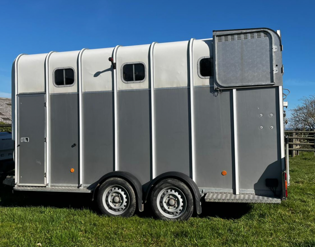 Van caballos Ifor Williams HB510XL Jumbo 3 Caballos 2017 De segunda mano