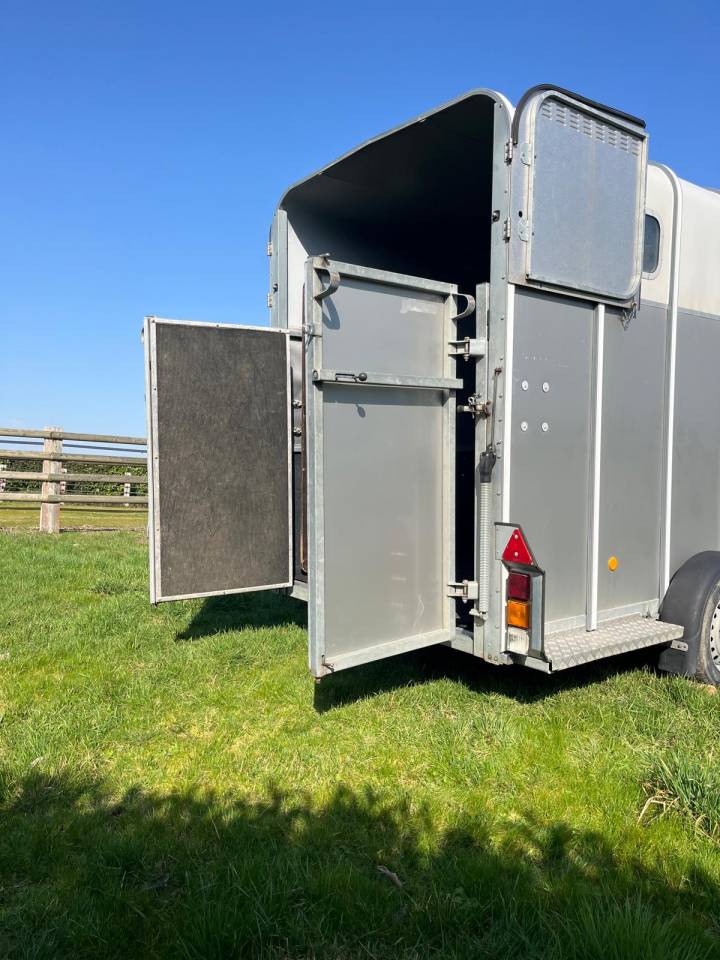 Van caballos Ifor Williams HB510XL Jumbo 3 Caballos 2017 De segunda mano