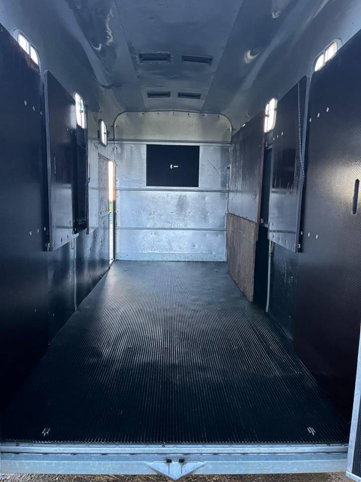 Van caballos Ifor Williams HB510XL Jumbo 3 Caballos 2017 De segunda mano