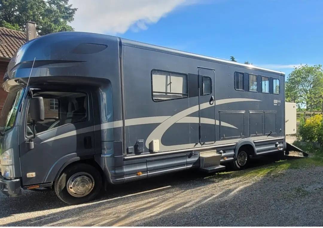 Cami&oacute;n para caballos Isuzu Equitrek 2025 De segunda mano