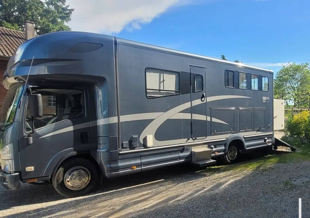 Cami&oacute;n para caballos Isuzu Equitrek 2025 De segunda mano
