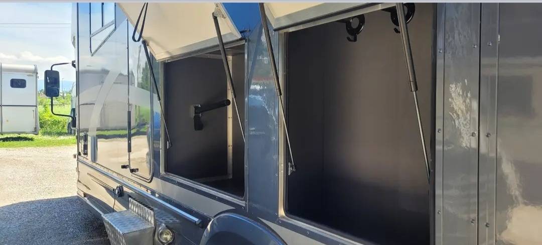 Cami&oacute;n para caballos Isuzu Equitrek 2025 De segunda mano