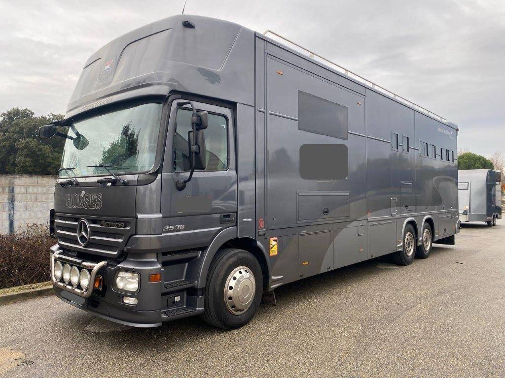 Cami&oacute;n para caballos Mercedes Mercedes Actros JK 2008 De segunda mano