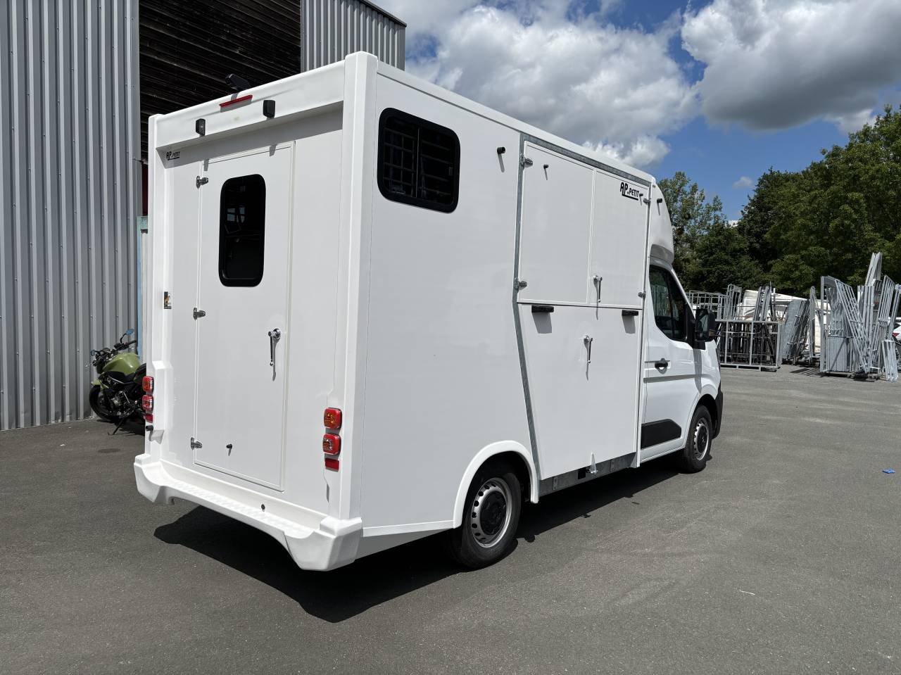 Furgoneta para caballos AP Petit Nissan Interstar L2 2026 Nuevo