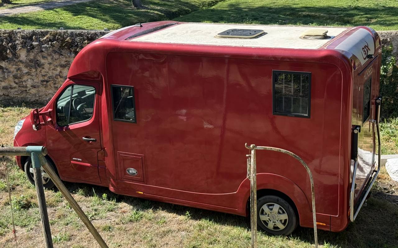 Furgoneta para caballos Renault Renault Master DCI 150 STX mod&egrave;le Stalle 2015 De segunda mano