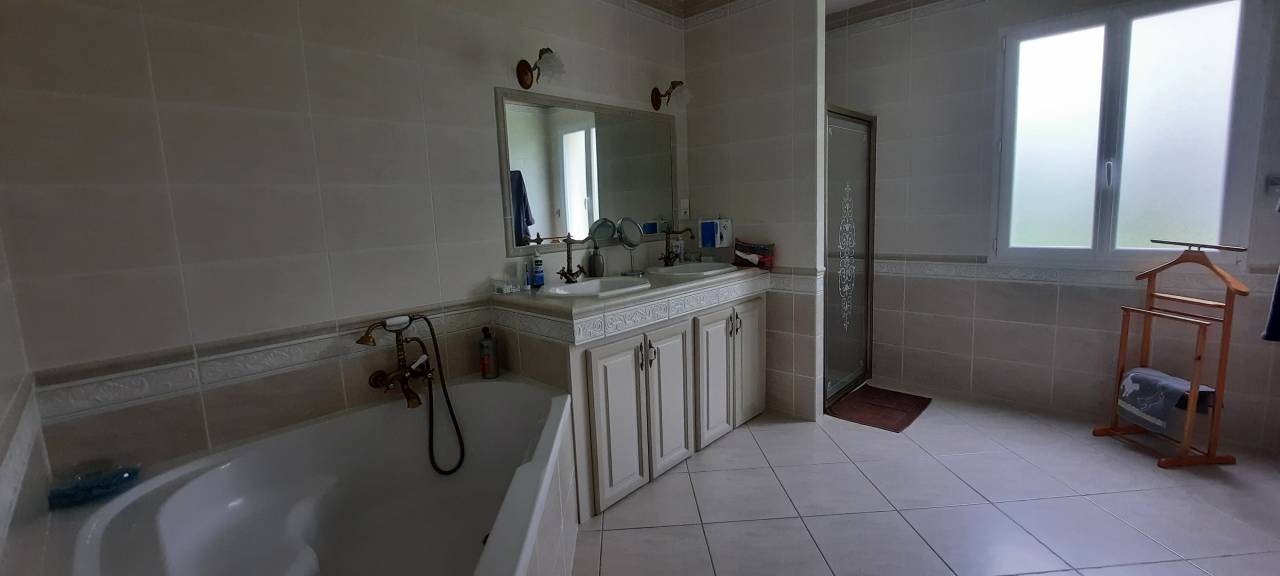 Bonita residencia ecuestre En venta Charente Mar&iacute;timo