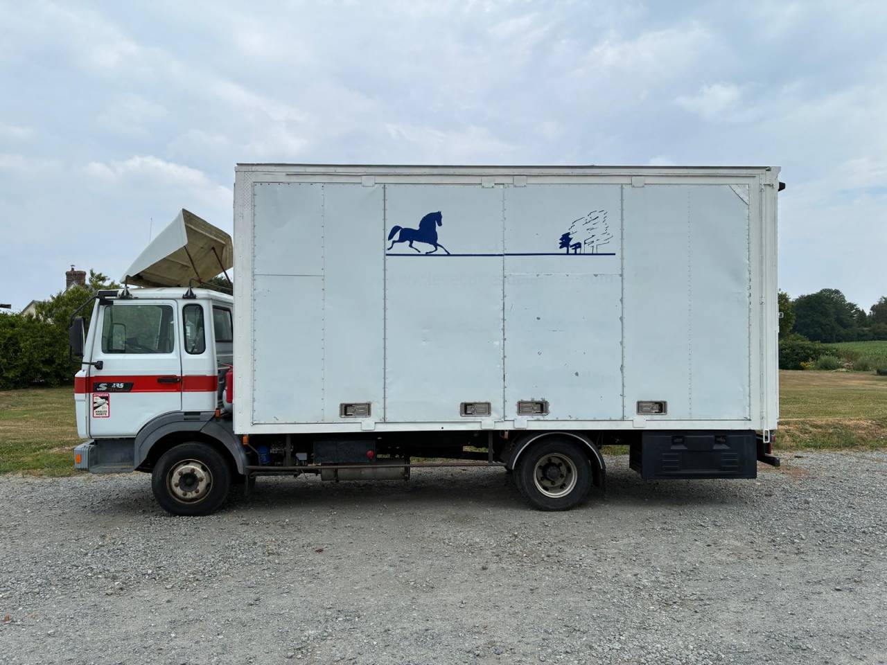 Cami&oacute;n para caballos Renault RENAULT 1998 De segunda mano