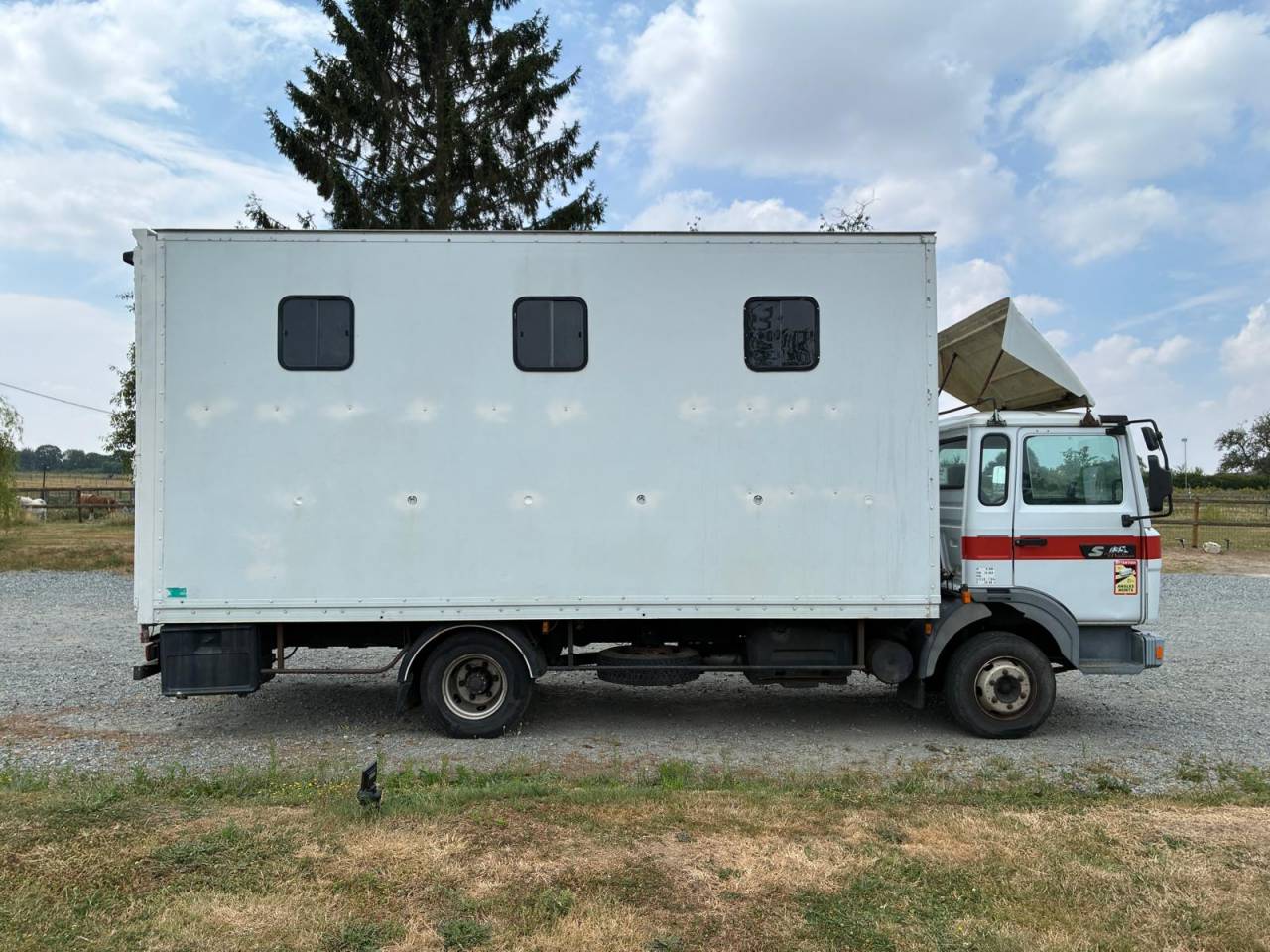 Cami&oacute;n para caballos Renault RENAULT 1998 De segunda mano