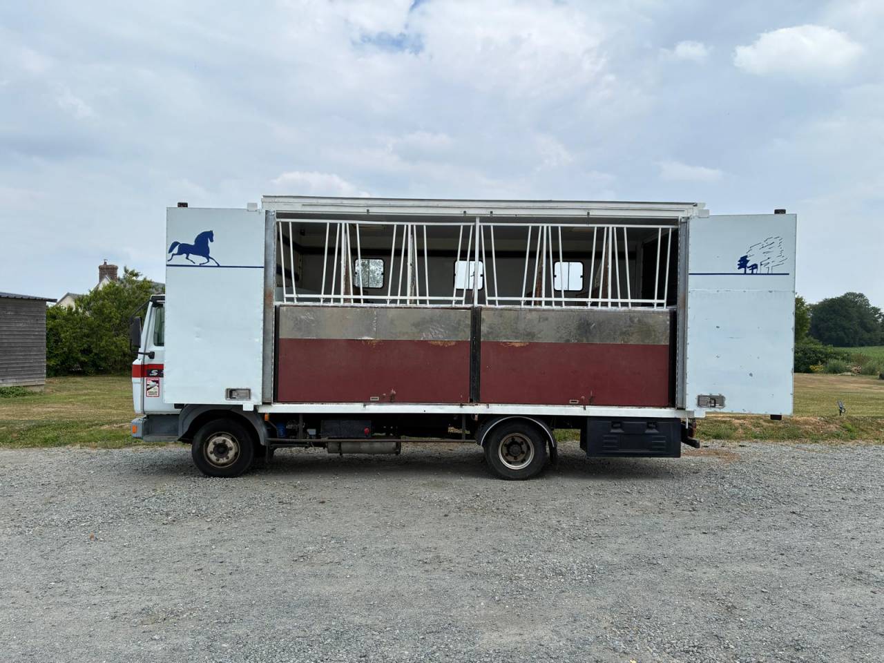 Cami&oacute;n para caballos Renault RENAULT 1998 De segunda mano