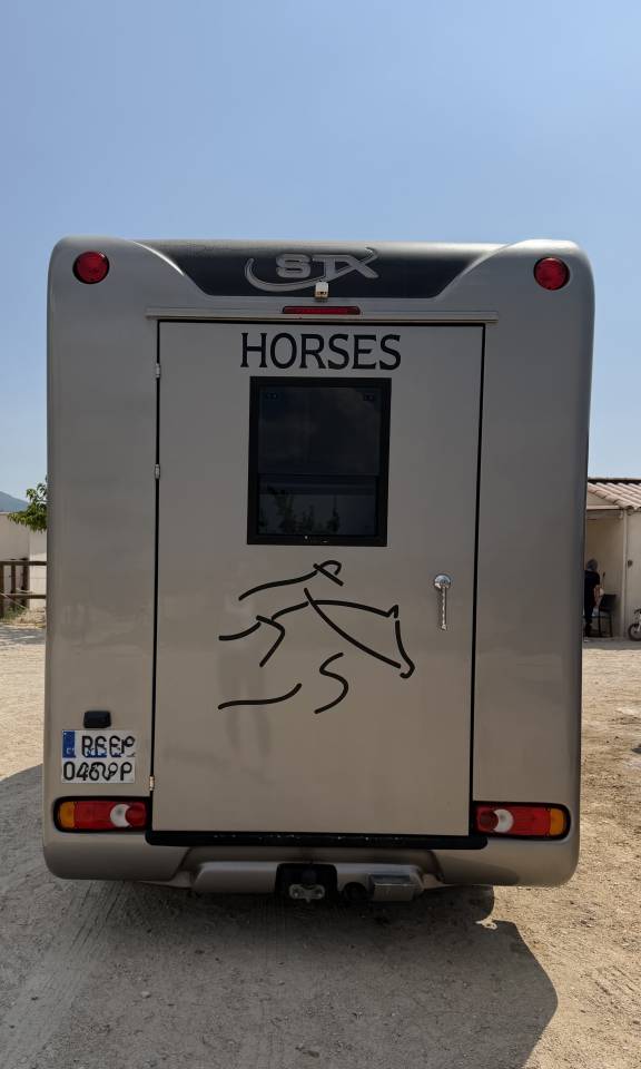 Furgoneta para caballos STX 3 places assises Stalle 2 chevaux  2014 De segunda mano