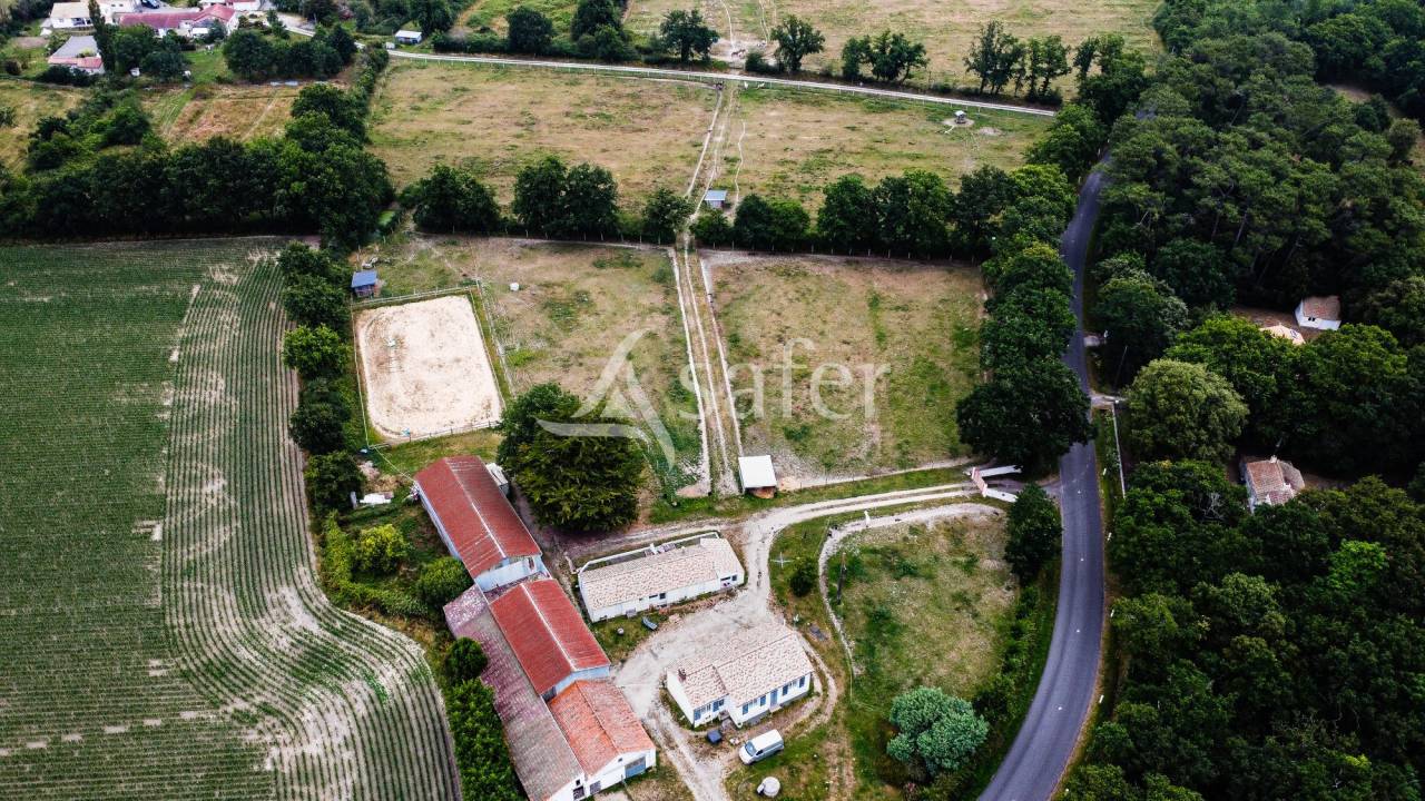 Propiedad ecuestre En venta Vend&eacute;e