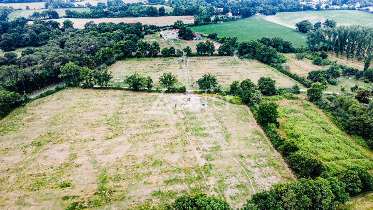 Propiedad ecuestre En venta Vend&eacute;e