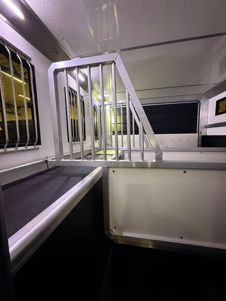 Cami&oacute;n para caballos Iveco living 2017 De segunda mano