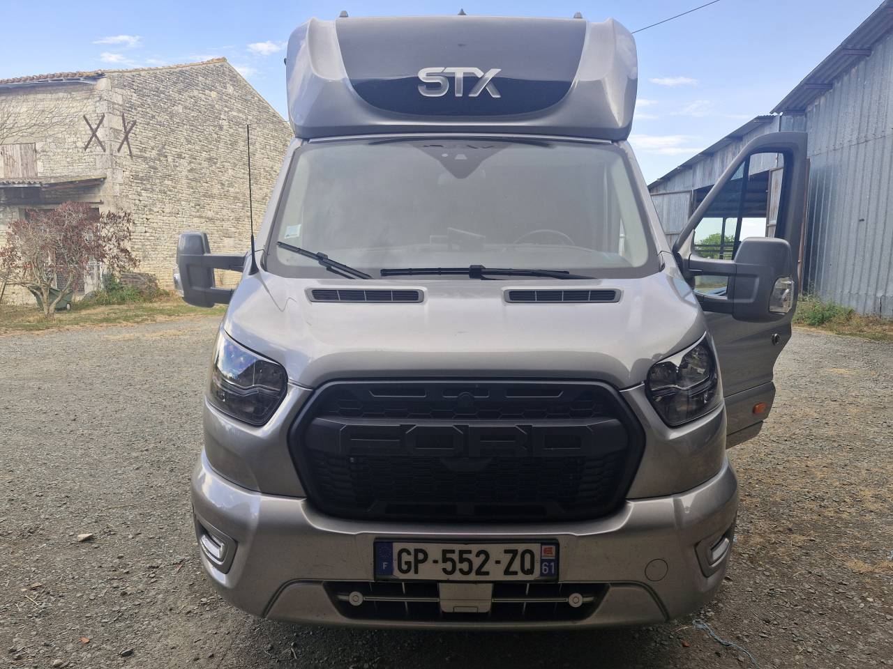 Furgoneta para caballos Ford FORD 2023 De segunda mano