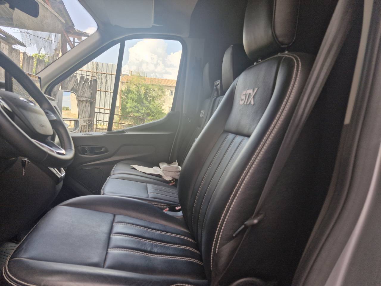 Furgoneta para caballos Ford FORD 2023 De segunda mano