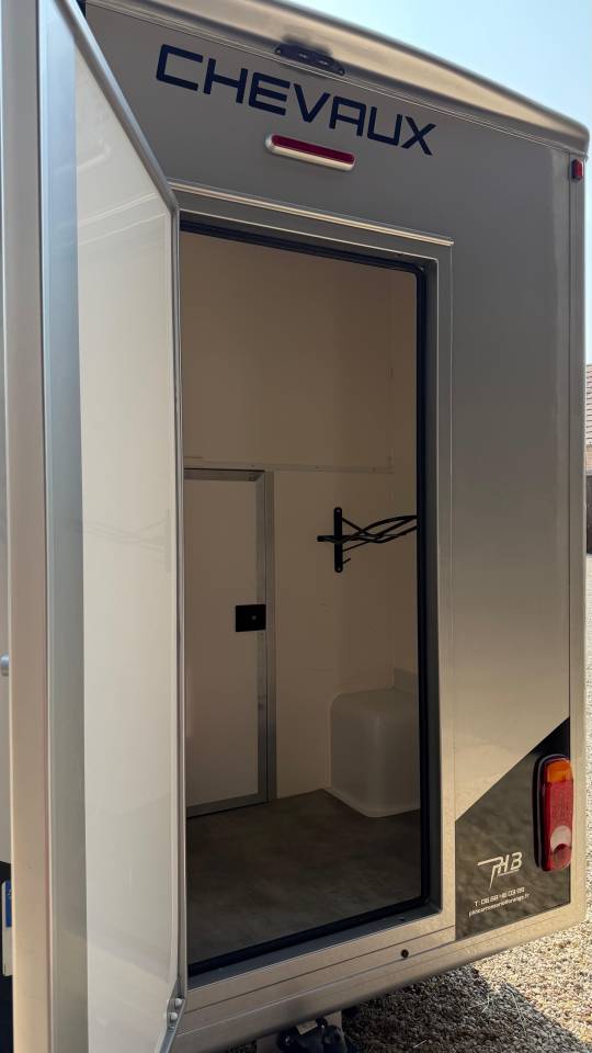 Furgoneta para caballos Renault Master  2025 De segunda mano
