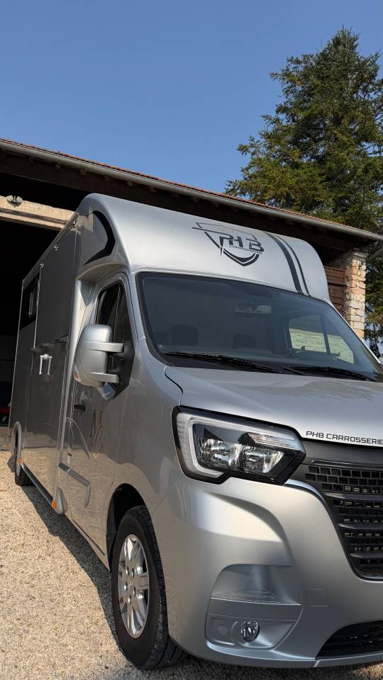 Furgoneta para caballos Renault Master  2025 De segunda mano