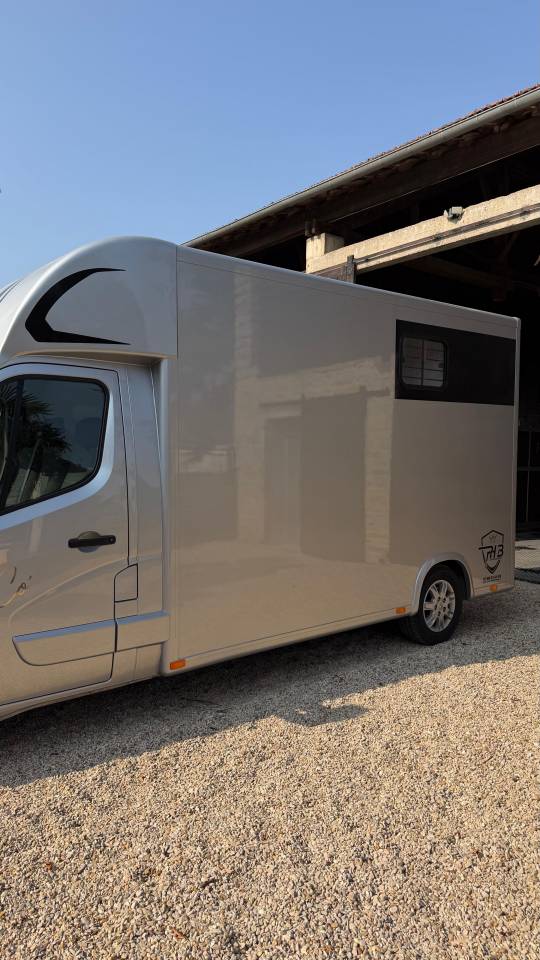 Furgoneta para caballos Renault Master  2025 De segunda mano