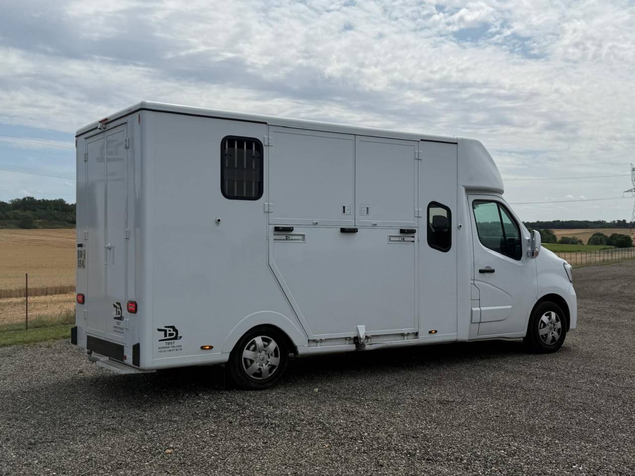 Furgoneta para caballos TBST RENAULT MASTER 2023 De segunda mano