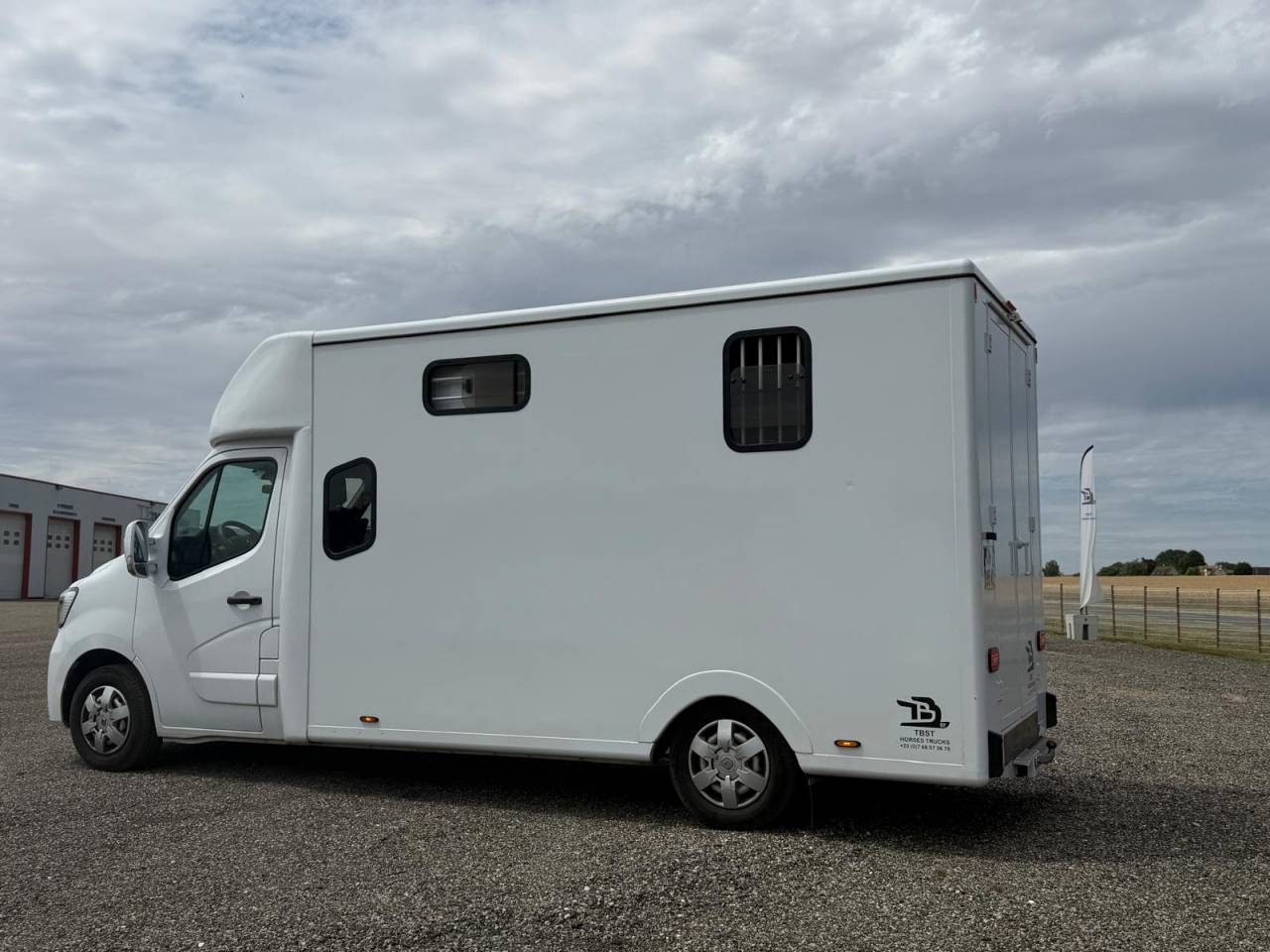 Furgoneta para caballos TBST RENAULT MASTER 2023 De segunda mano