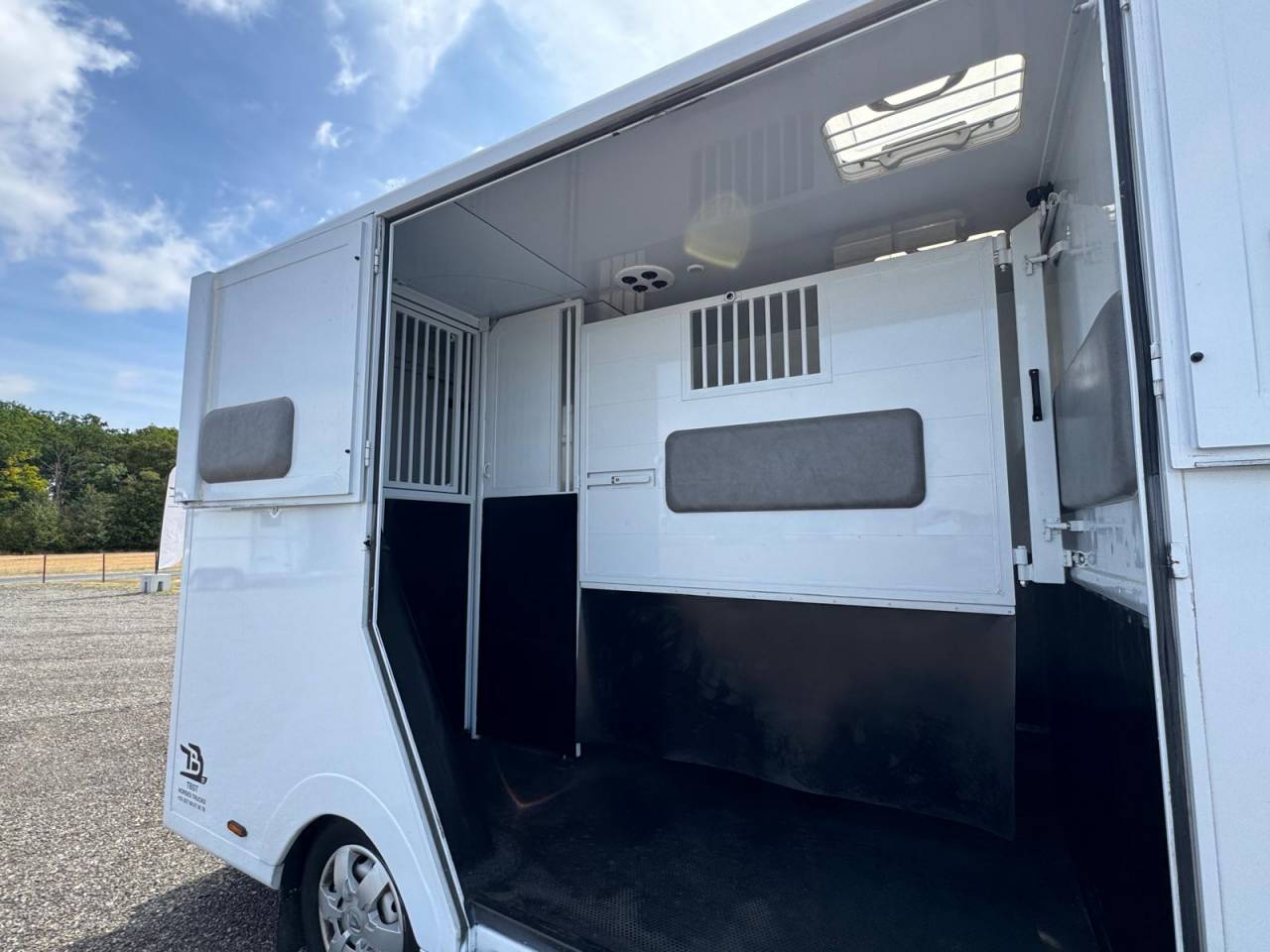 Furgoneta para caballos TBST RENAULT MASTER 2023 De segunda mano