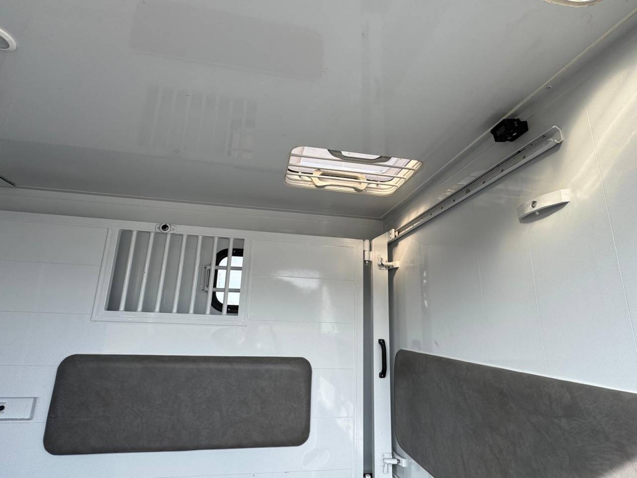 Furgoneta para caballos TBST RENAULT MASTER 2023 De segunda mano