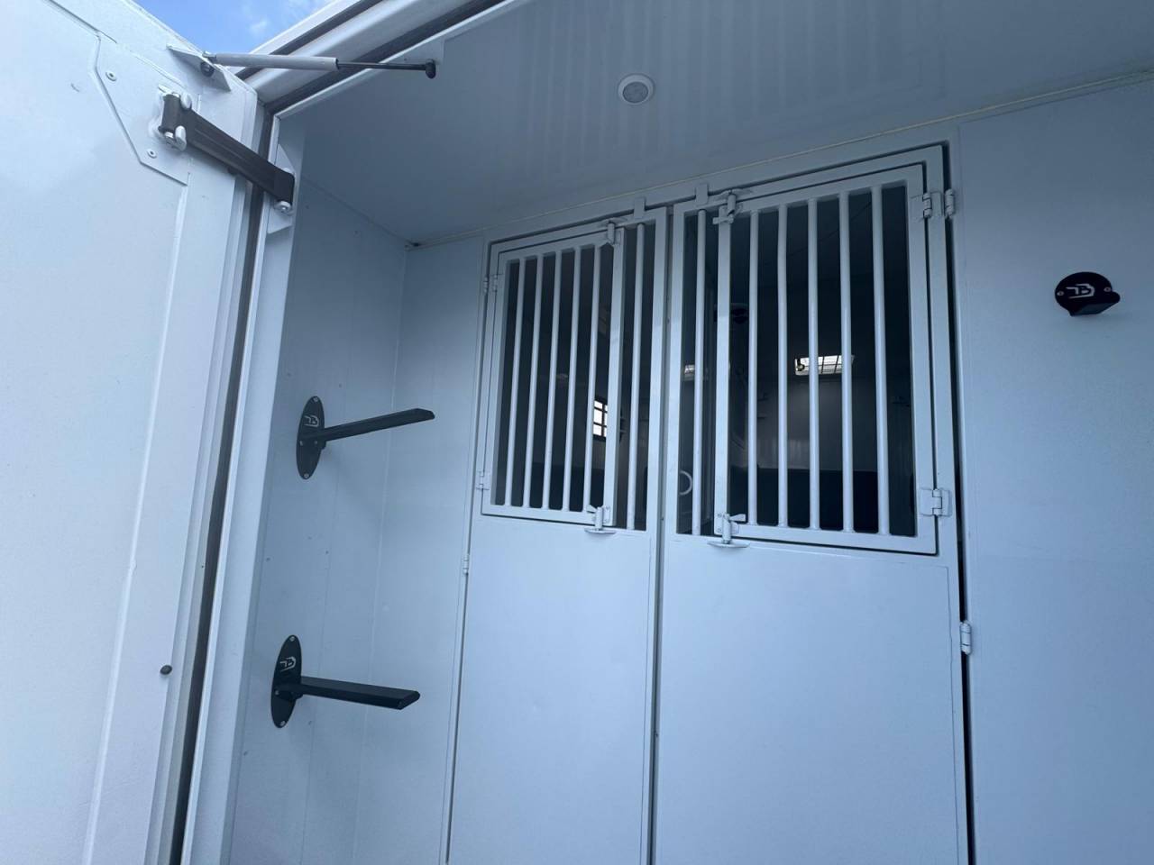Furgoneta para caballos TBST RENAULT MASTER 2023 De segunda mano