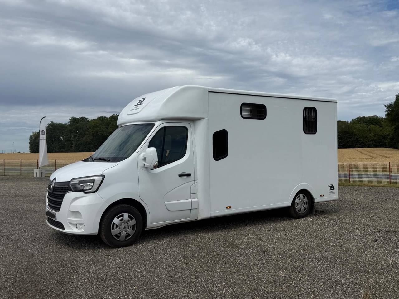 Furgoneta para caballos TBST RENAULT MASTER 2023 De segunda mano
