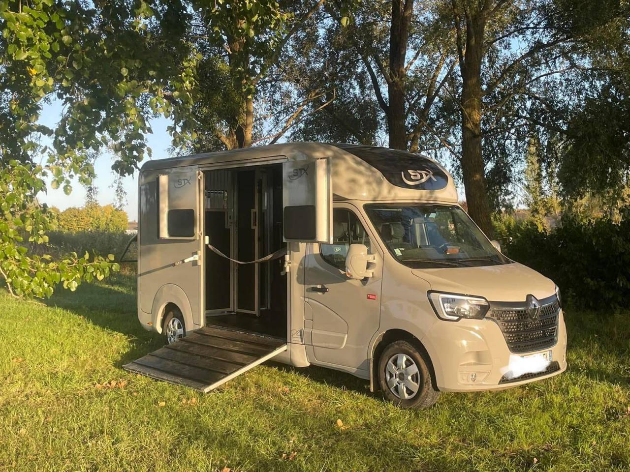 Furgoneta para caballos STX Renault Master 2022 Nuevo