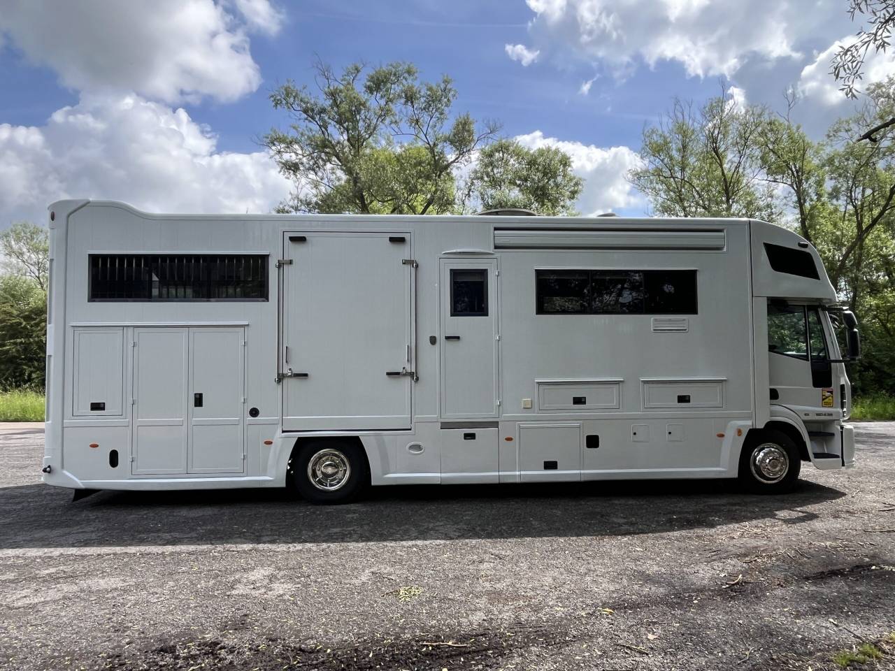 Cami&oacute;n para caballos Iveco IVECO EUROCARGO 160E28 STX POP OUT 2010 De segunda mano