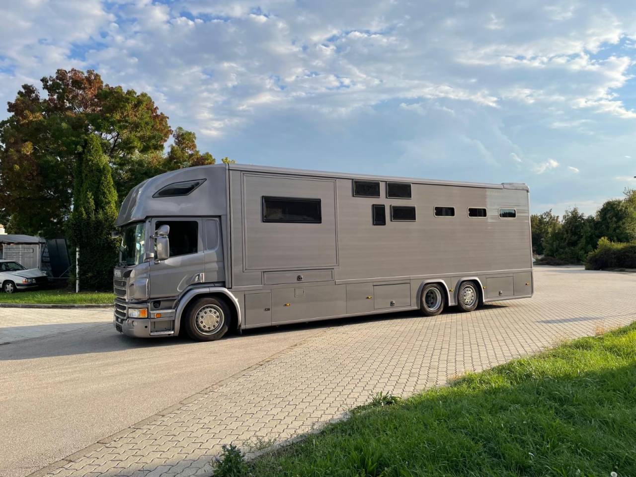 Cami&oacute;n para caballos Scania SCANIA P360 DICKENHERR POP OUT 2014 De segunda mano