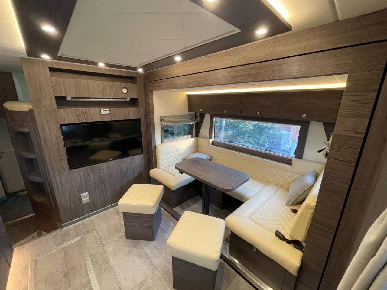 Cami&oacute;n para caballos Scania SCANIA P360 DICKENHERR POP OUT 2014 De segunda mano
