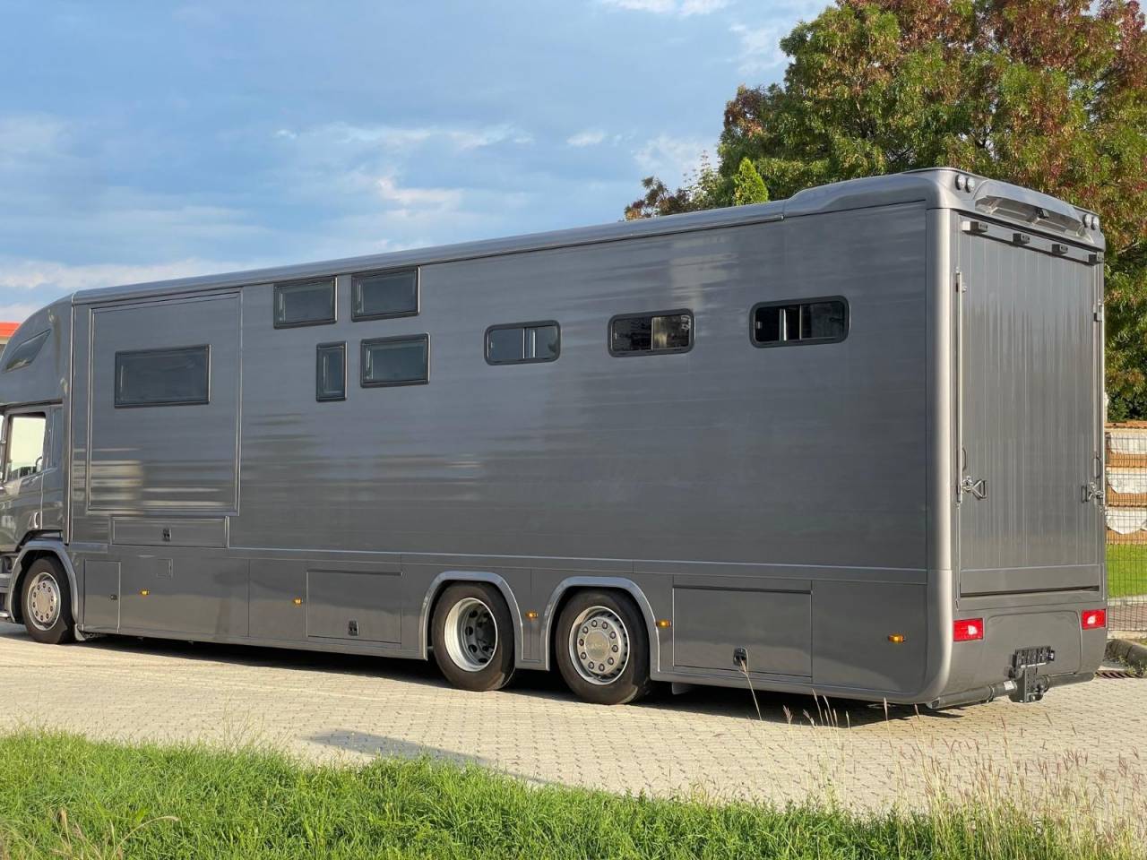 Cami&oacute;n para caballos Scania SCANIA P360 DICKENHERR POP OUT 2014 De segunda mano