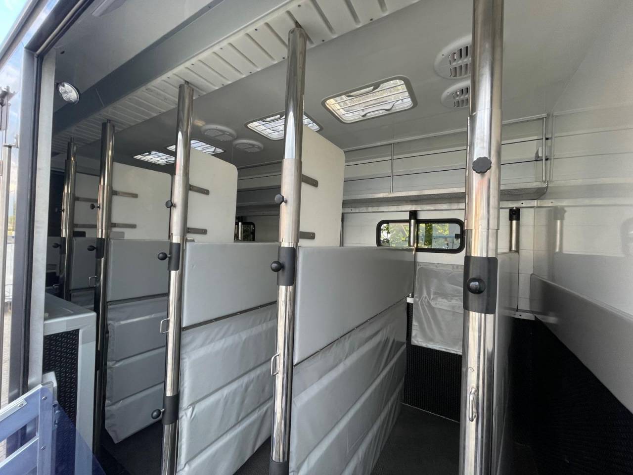 Cami&oacute;n para caballos Scania SCANIA P360 DICKENHERR POP OUT 2014 De segunda mano