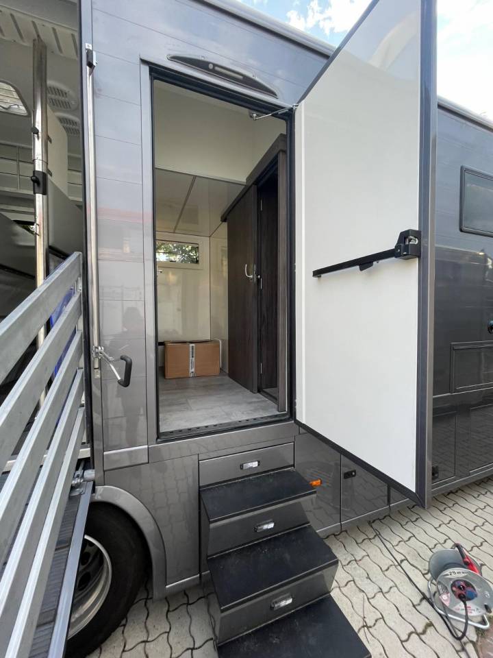 Cami&oacute;n para caballos Scania SCANIA P360 DICKENHERR POP OUT 2014 De segunda mano