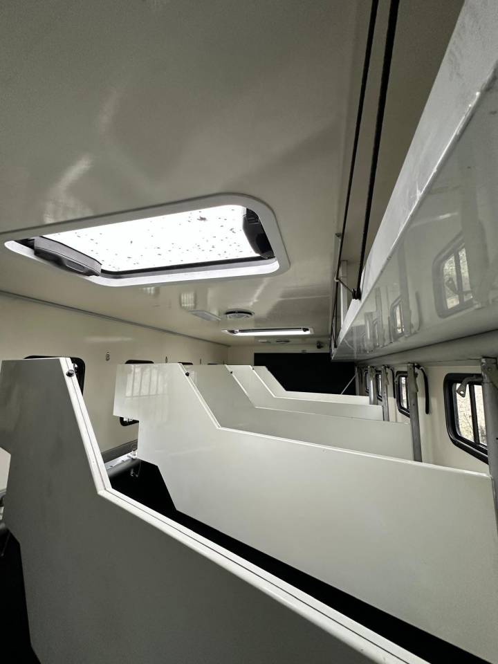 Cami&oacute;n para caballos Mercedes MERCEDES-BENZ ATEGO 1529 JL INTERNATIONAL 7 2008 De segunda mano