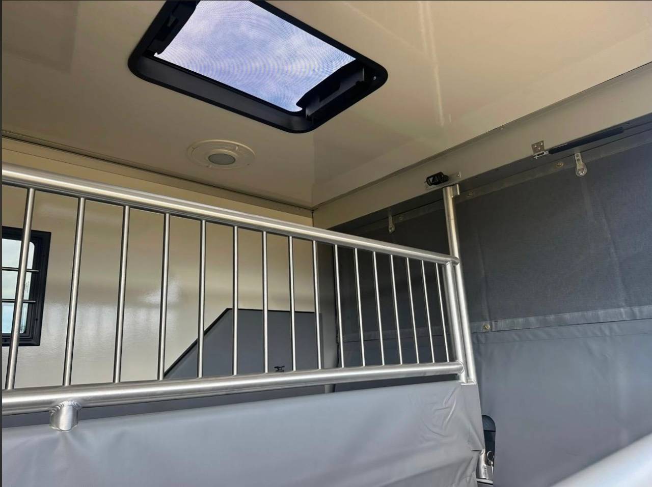 Furgoneta para caballos Iveco IVECO DAILY 35-210 HI-MATIC MSG STALLION LIGHT 2026 Nuevo