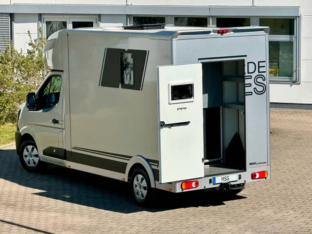 Furgoneta para caballos Renault RENAULT MASTER 170 MSG STALLION LIGHT AUTOMATIQUE 2026 Nuevo